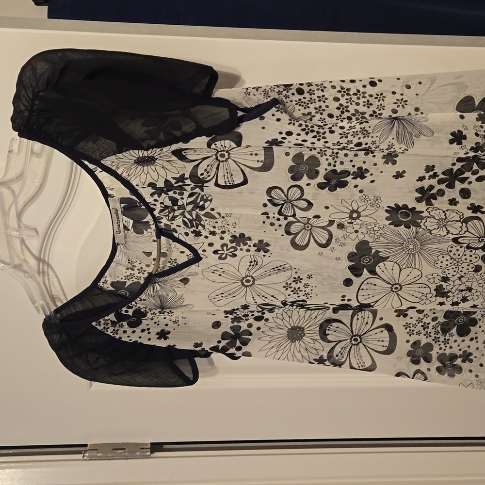 Quintessential Shear black & white top S